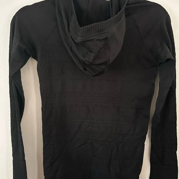 Long sleeve hooded lululemon top - Picture 2 of 3